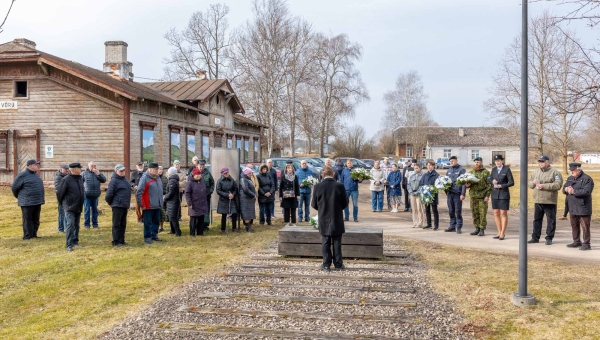 25. märtsil koguneti taas Võru raudteejaama, et pidada vaikset, ent pidulikku mälestussündmust. Foto: AIGAR NAGEL